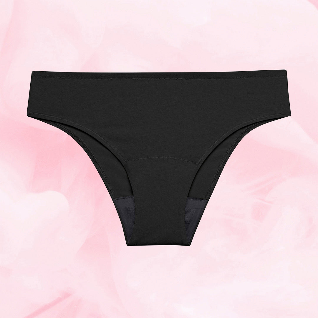 ComfortFit Essentials Brazilian menstruse, bikini-stil, flatt mot bakgrunn.