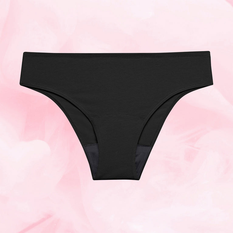 ComfortFit Essentials Brazilian menstruse, bikini-stil, flatt mot bakgrunn.