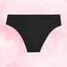 ComfortFit Essentials Brazilian menstruse, svart, flattliggende på rosa bakgrunn.