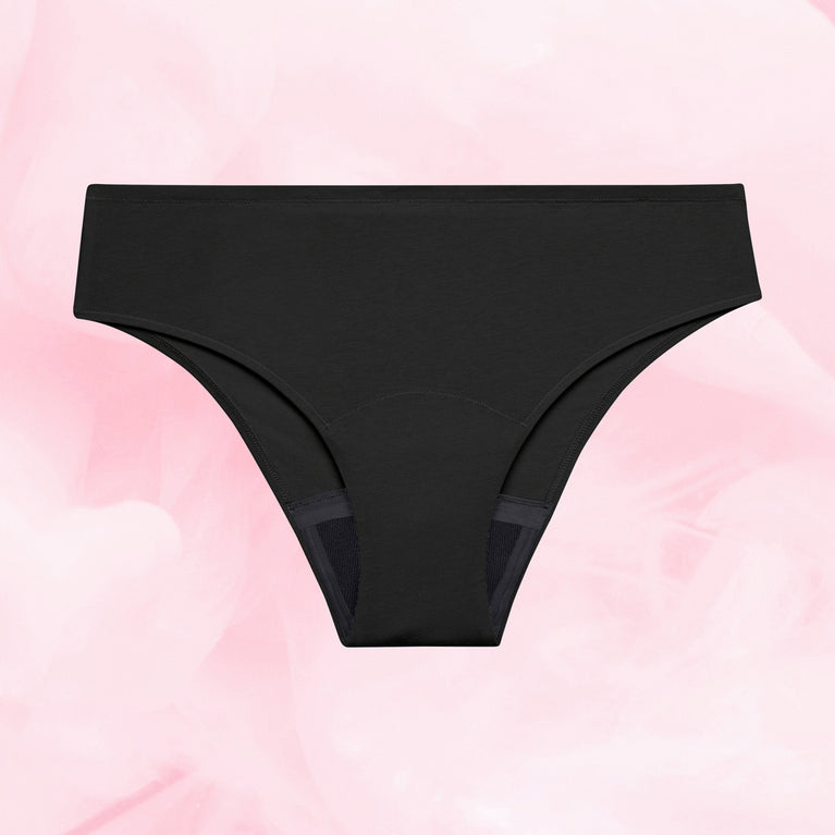 ComfortFit Essentials Brazilian menstruse, sort, flatt mot rosa bakgrunn.