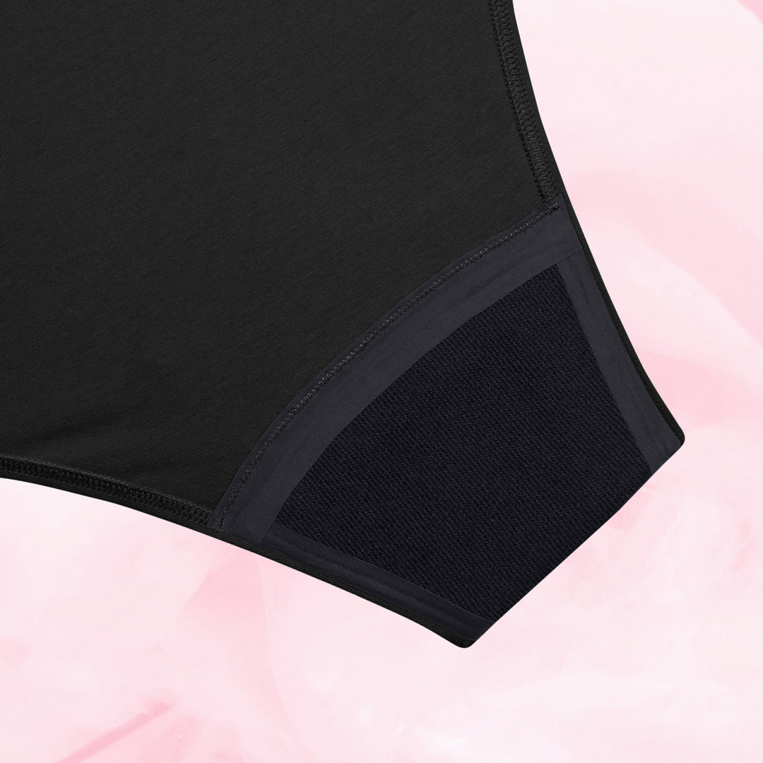 ComfortFit Essentials Brazilian med absorberende kile for middels mens.