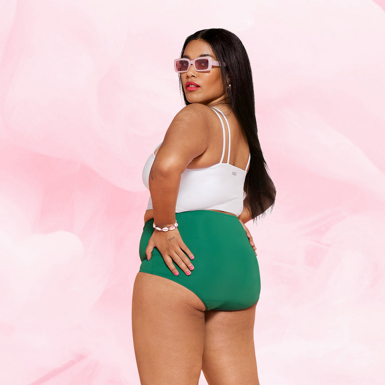 Kvinne iført High Waist Lite Mens Menstruse, ser over skulderen.