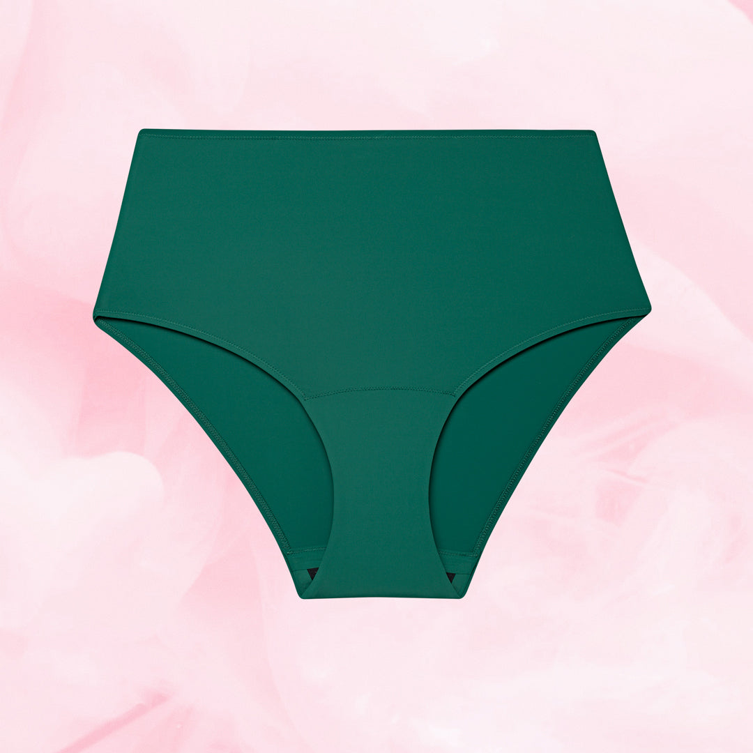 High Waist Lite Mens Menstruse i dyp grønn på rosa bakgrunn.