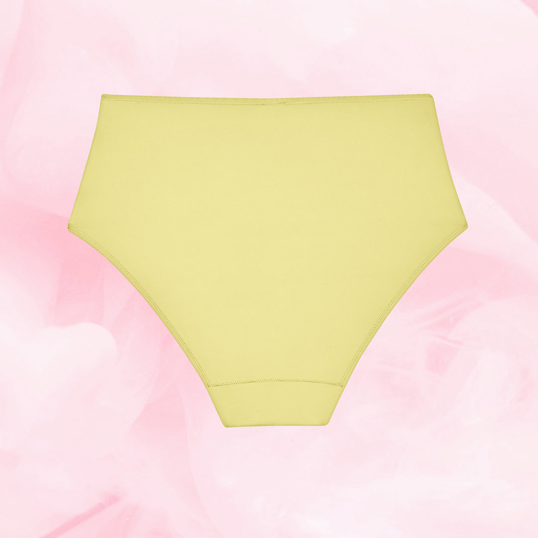 High Waist Lite Mens Menstruse, gule høytlivstruser, flatt mot rosa bakgrunn.