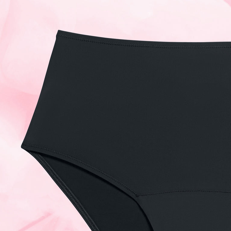 High Waist Lite Mens Menstruse med høy midje mot rosa bakgrunn.