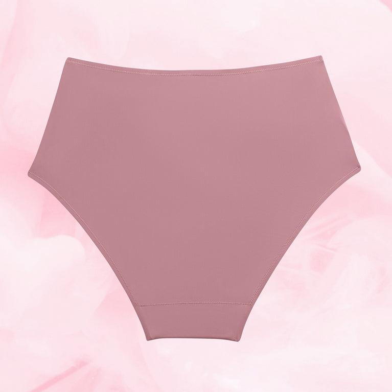 High Waist Lite Mens Menstruse mot lyserosa bakgrunn.