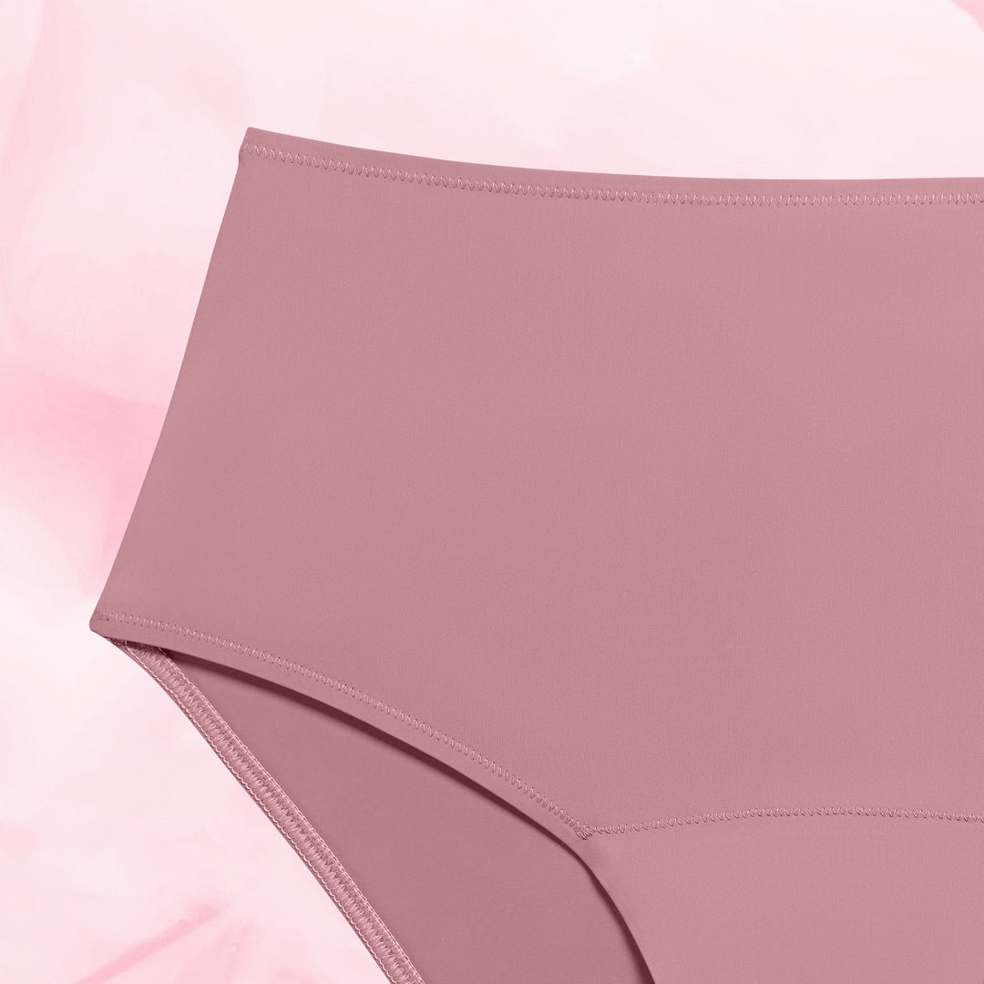 High Waist Lite Mens Menstruse med glatt stoff og zig-zag sømmer.