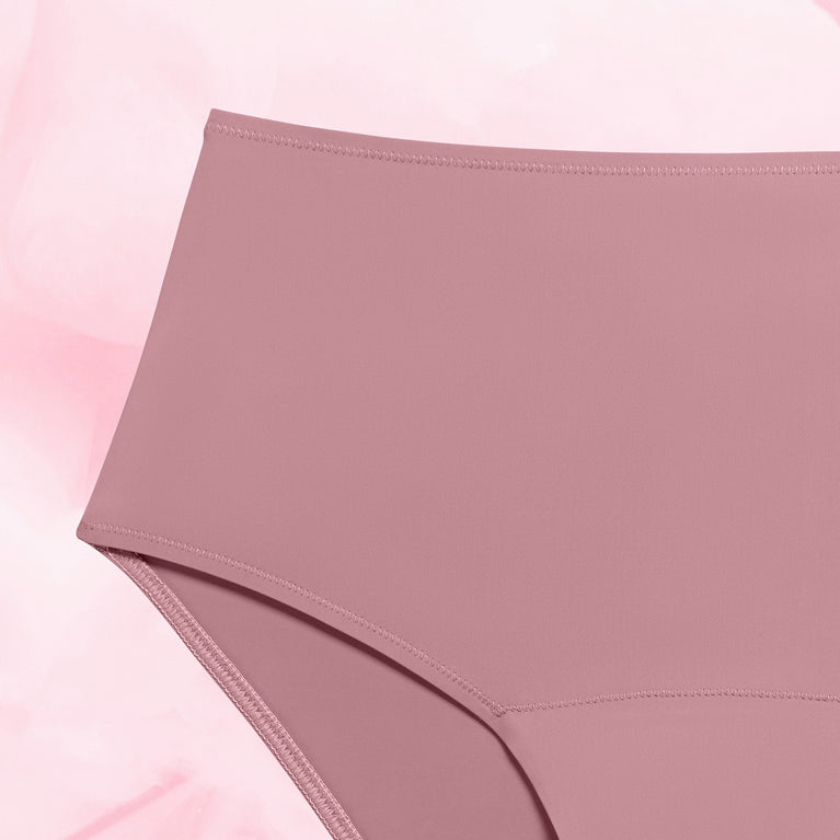 High Waist Lite Mens Menstruse med glatt stoff og zig-zag sømmer.