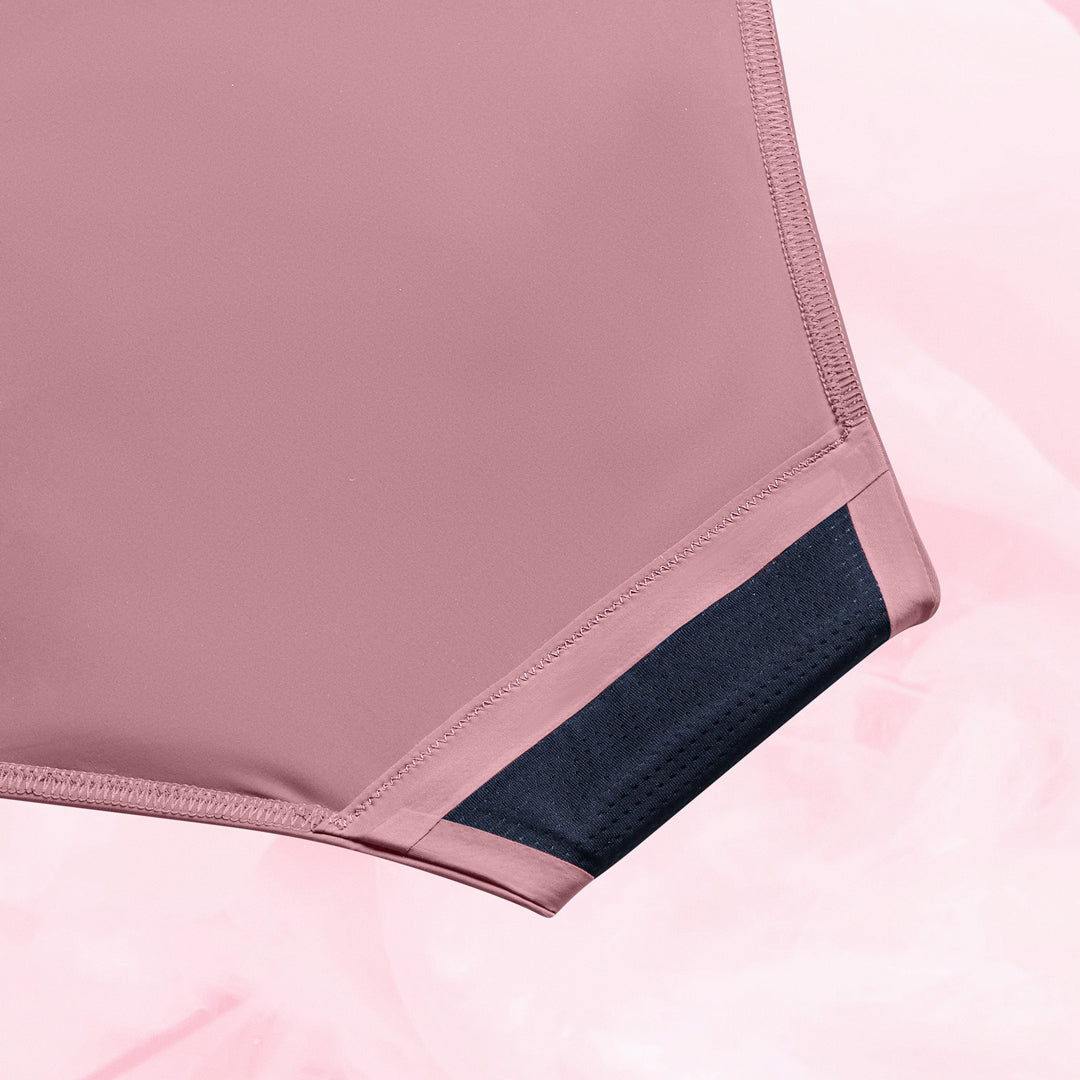 Nærbilde av High Waist Lite Mens Menstruse med detaljert søm.