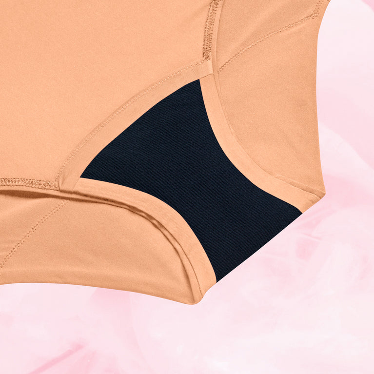 High Waist Dots Middels Mens Menstruse, beige med svart gussetpanel.