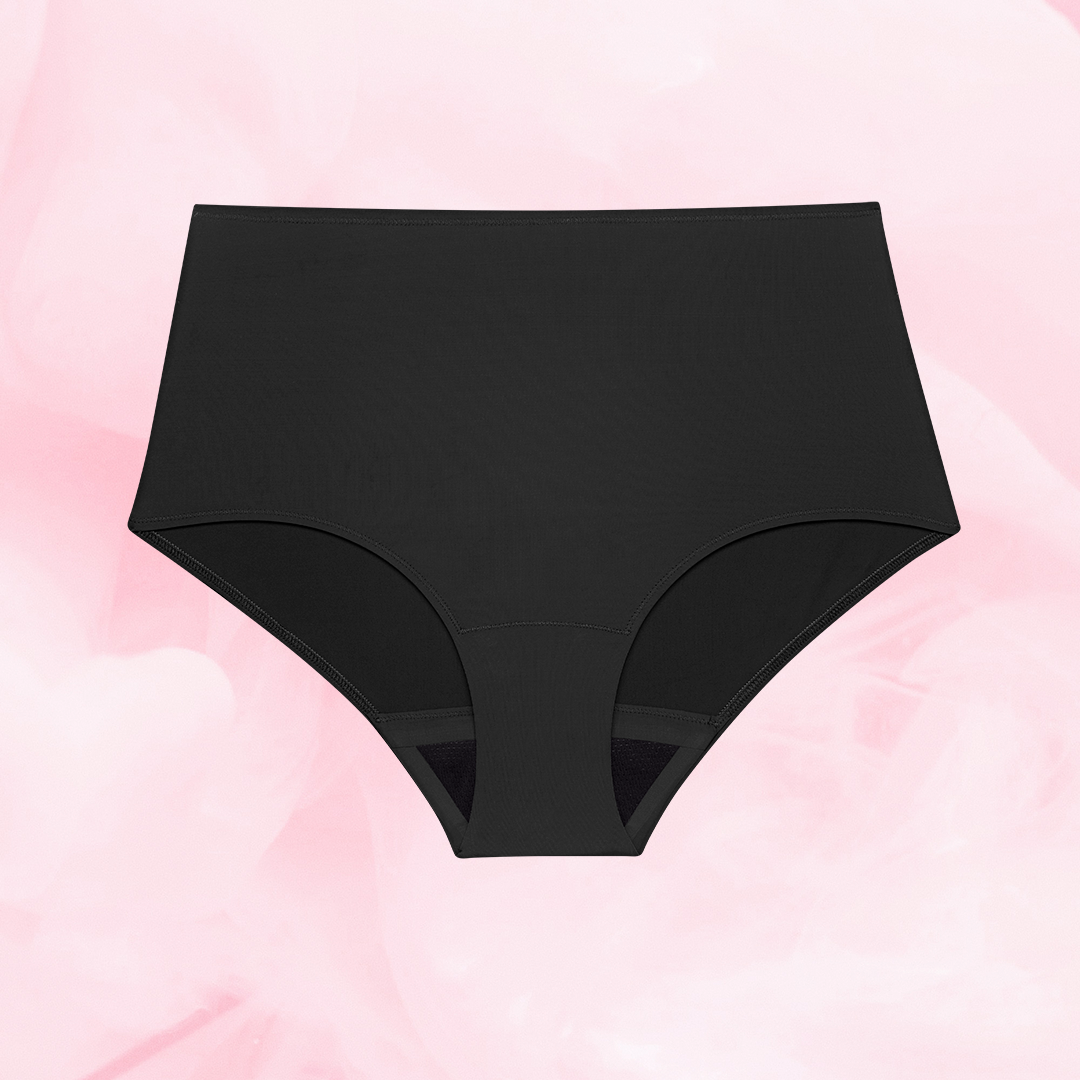 ComfortFit High Waist menstruse mot lite mens, svart, mot rosa bakgrunn.