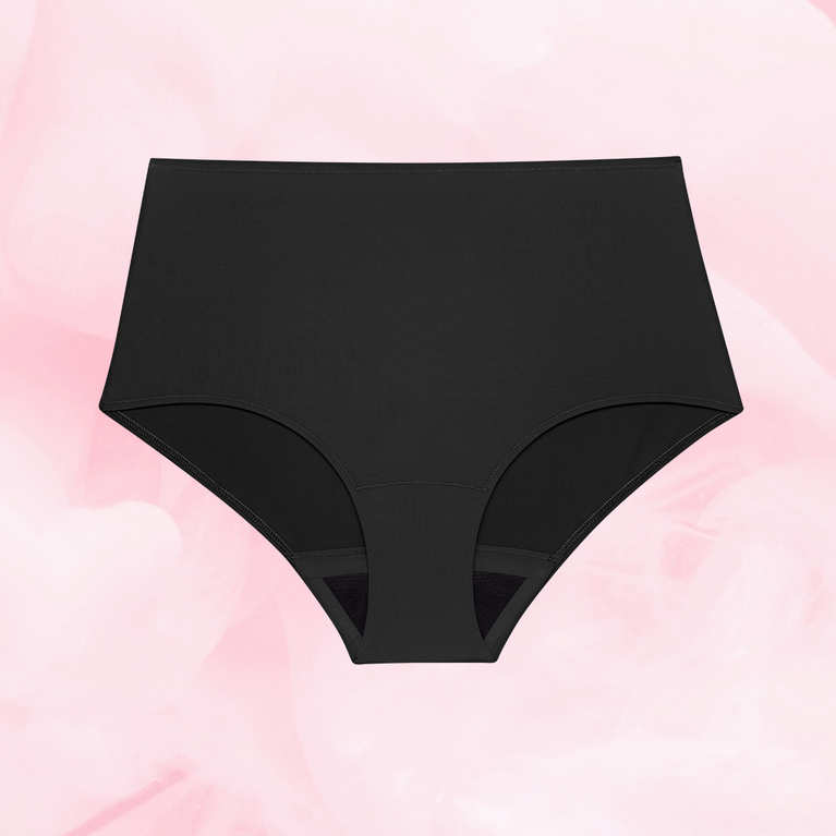 ComfortFit High Waist menstruse mot lite mens, svart, mot rosa bakgrunn.