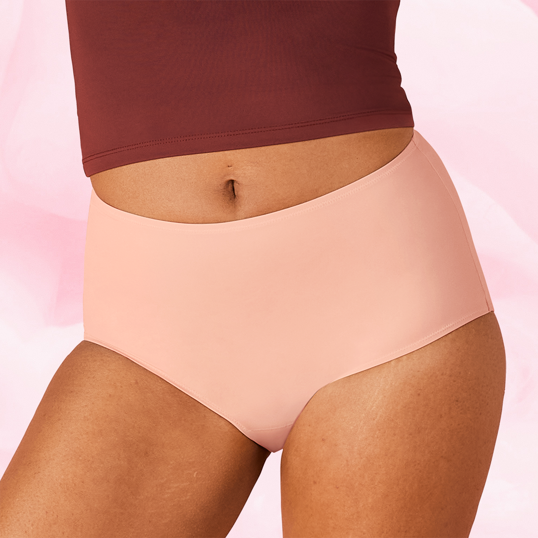 ComfortFit High Waist menstruse på modell, viser passform og høy midje.