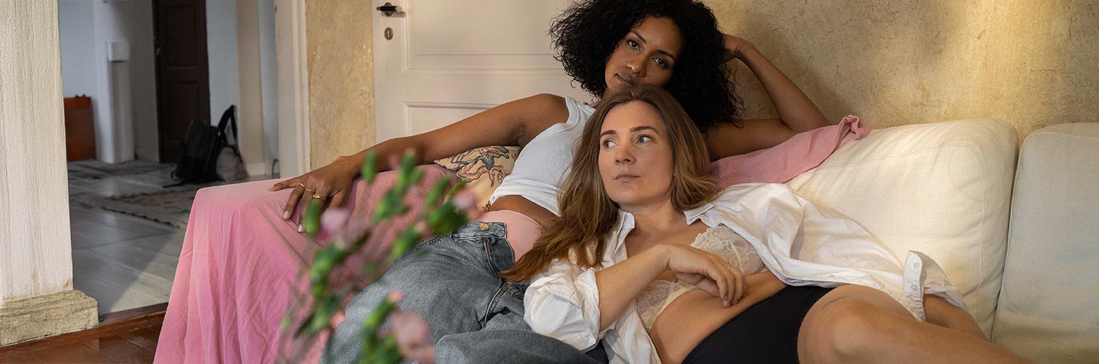 To kvinner iført Libresse menstruser