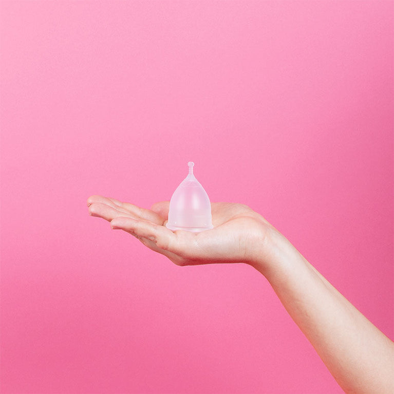 Menskopp made of medical silicone for 12-hour menstrual collection.