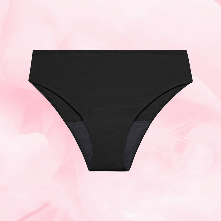 ComfortFit Essentials Brazilian menstruse for kraftig mens, flatt på rosa bakgrunn.