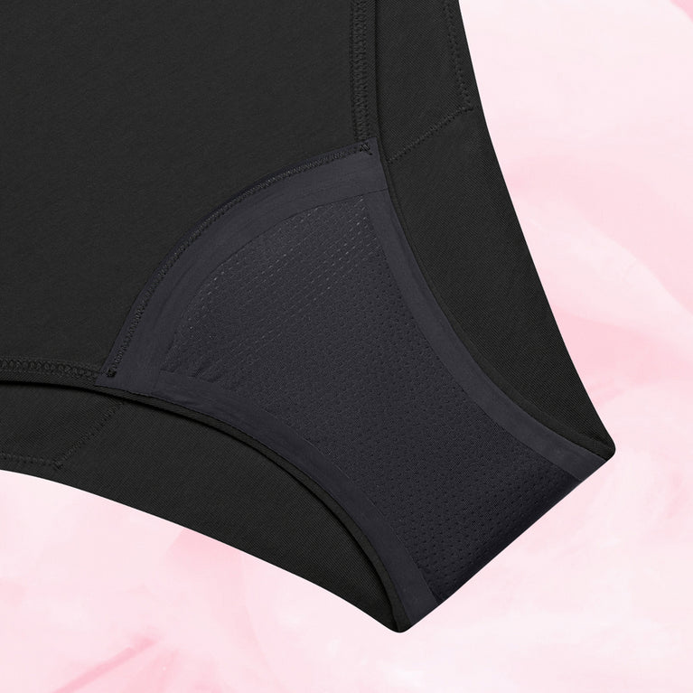 ComfortFit Essentials Brazilian menstruse med synlig kile og detaljert søm.
