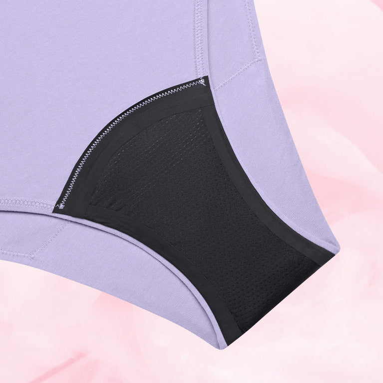 ComfortFit Essentials Brazilian menstruse med innebygd absorberende panel.