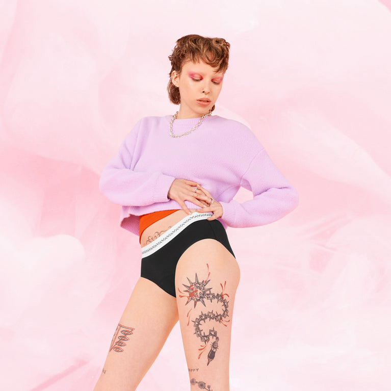 ComfortFit Essentials Hipster Logo menstruse with high waist, eco-materials.