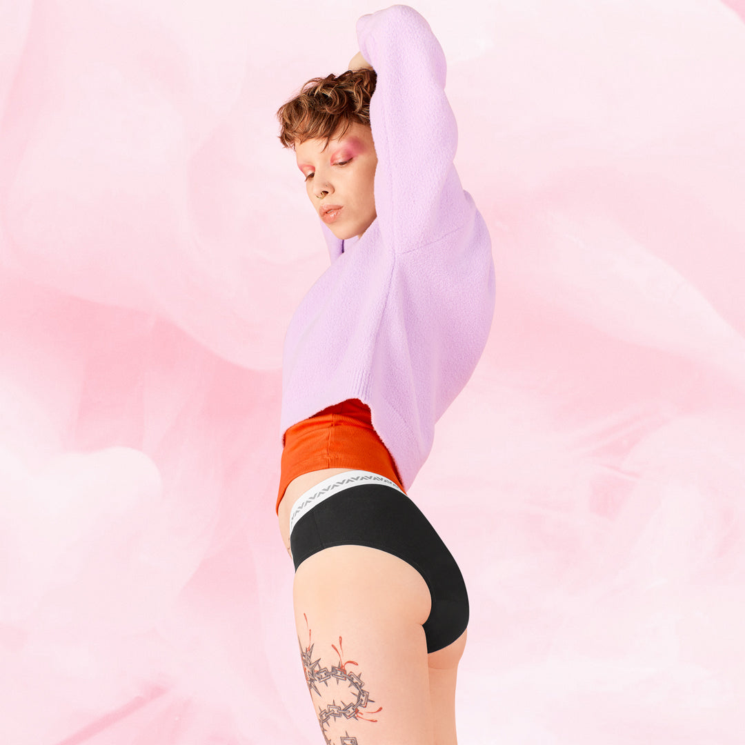 Period Underwear
      Middels menscomfortfit-essentials-hipster-moderate-logo-menstruser