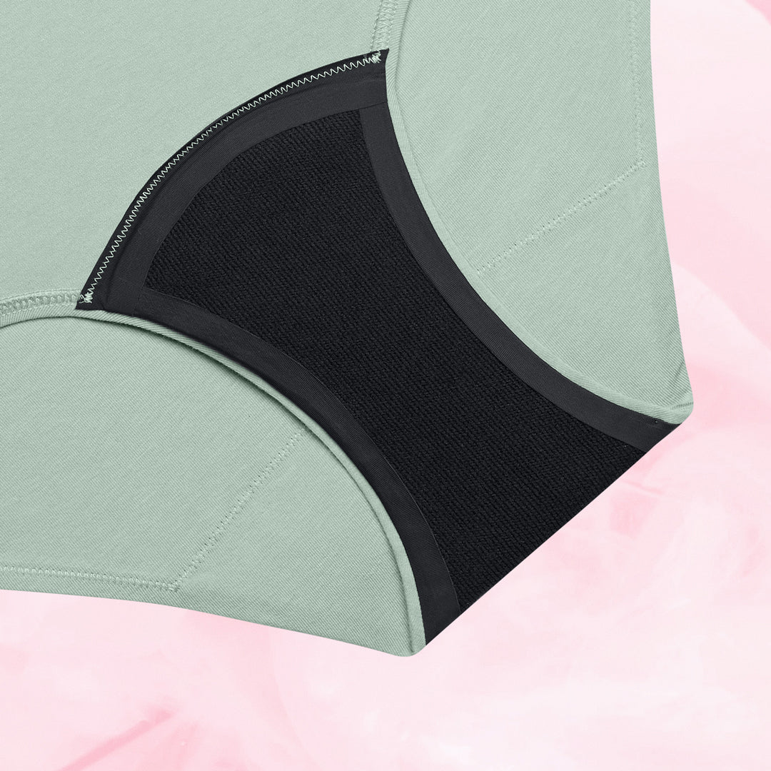 ComfortFit Essentials Hipster for medium flow, featuring breathable organic cotton.