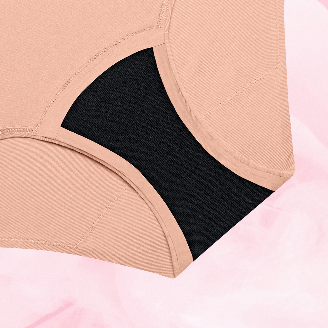 ComfortFit Essentials Hipster for medium flow, featuring ComfortFit and high waist.