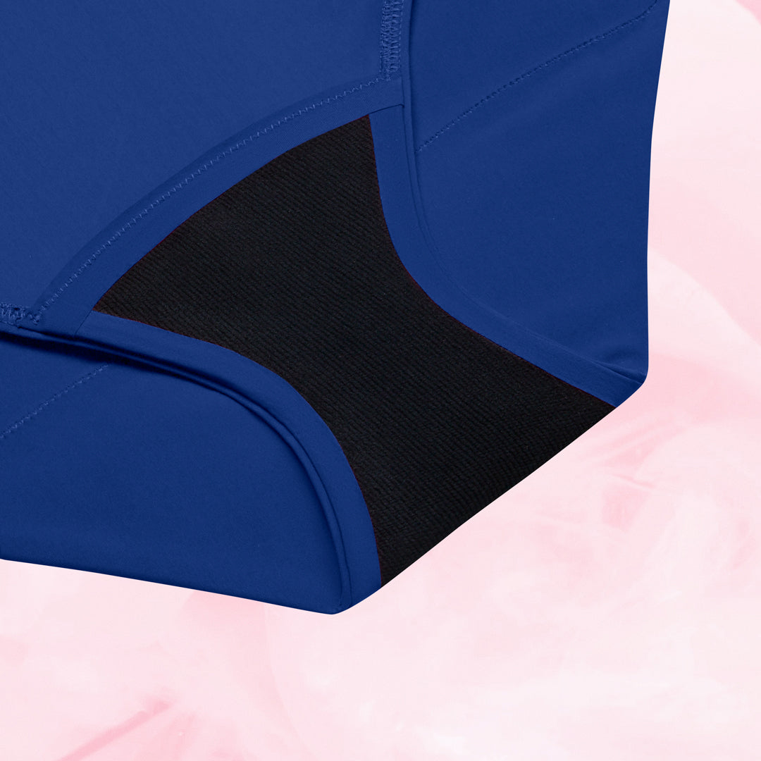 High Waist Dots Middels Mens Menstruse nærbilde av blått stoff og svart gusset.