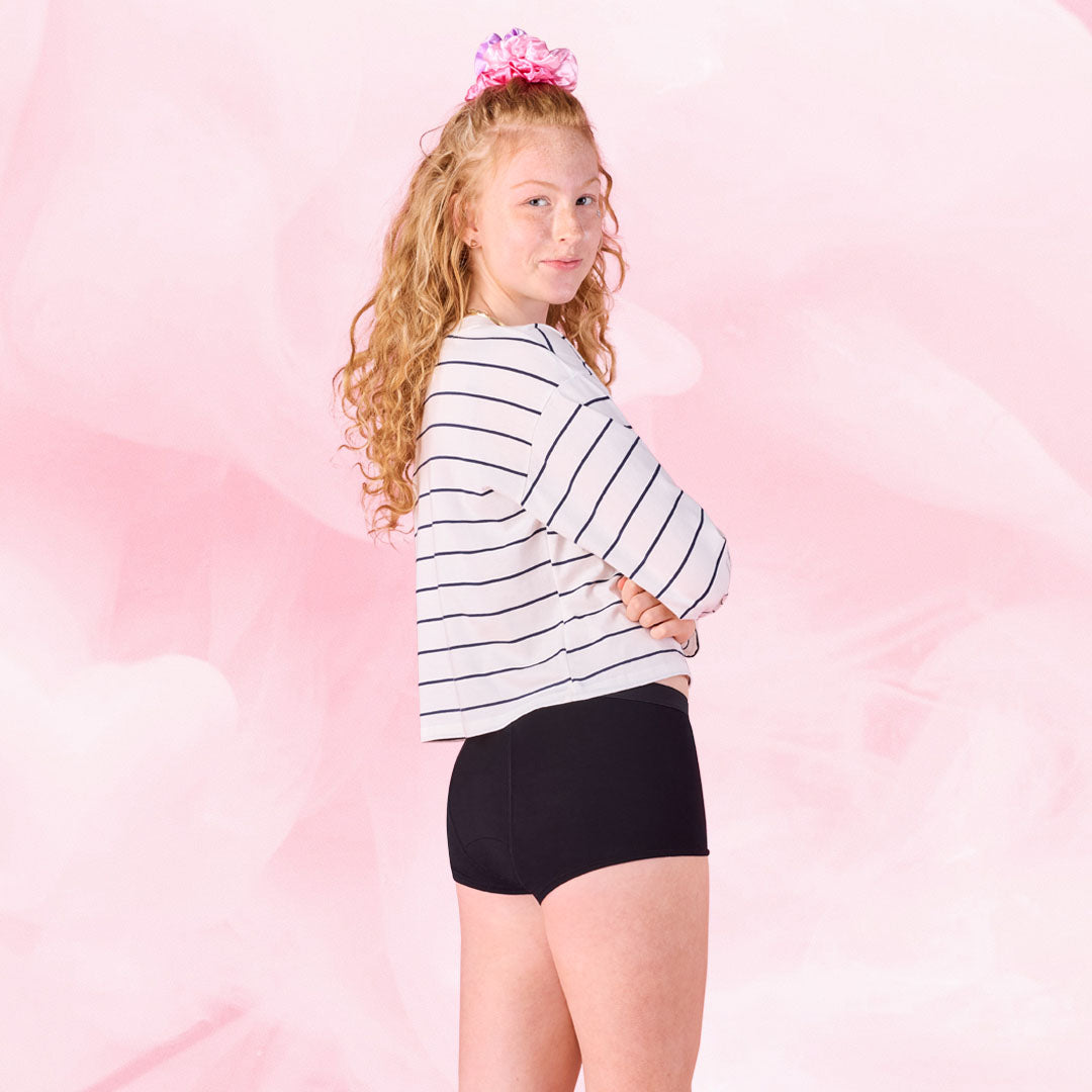 Ung person i Teens Boxer for kraftig mens, profilvisning.