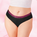 ComfortFit High Leg middels mens med bred fuksia linning, navelpiercing.