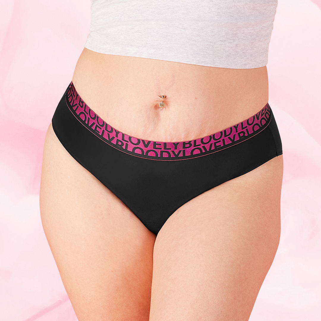 ComfortFit High Leg middels mens med bred fuksia linning, navelpiercing.