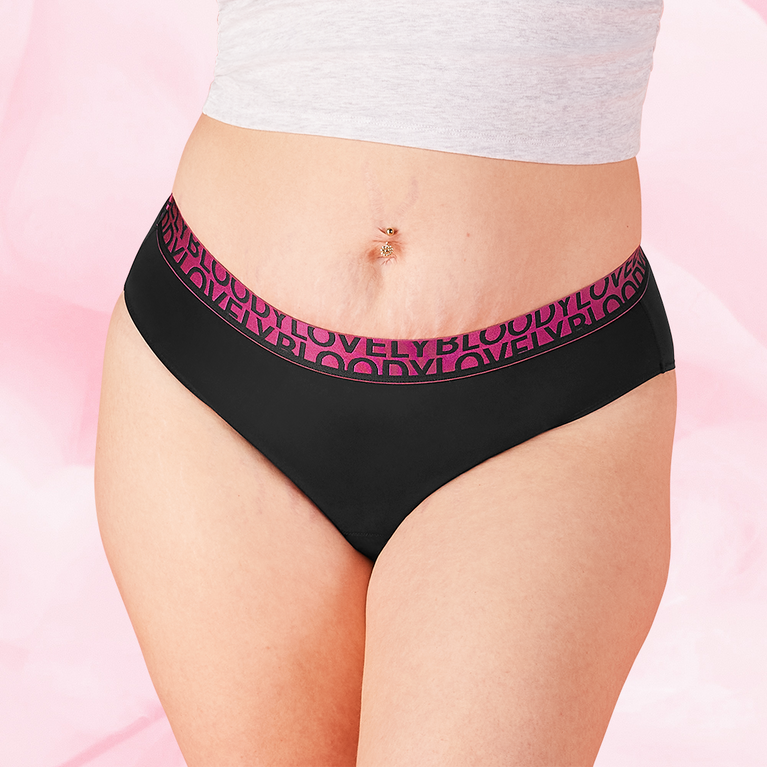 ComfortFit High Leg middels mens med bred fuksia linning, navelpiercing.