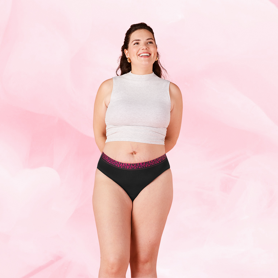 Kvinne i ComfortFit High Leg lite mens menstruse.