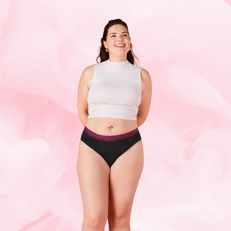 Kvinne i ComfortFit High Leg lite mens menstruse.