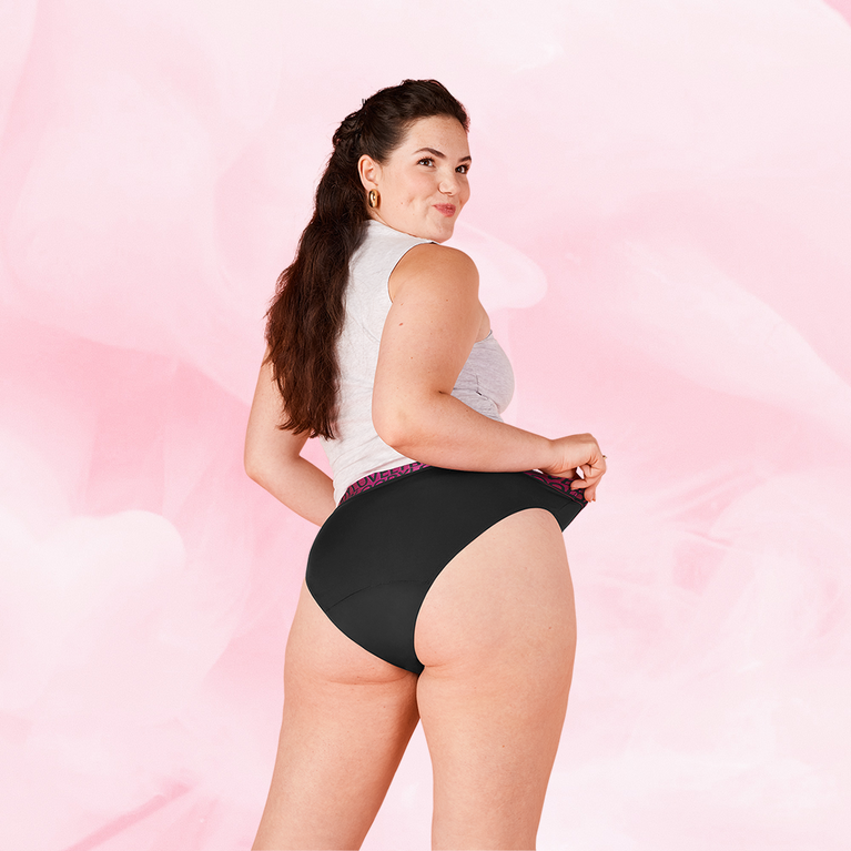 Kvinne i ComfortFit High Leg middels mens, viser passform.