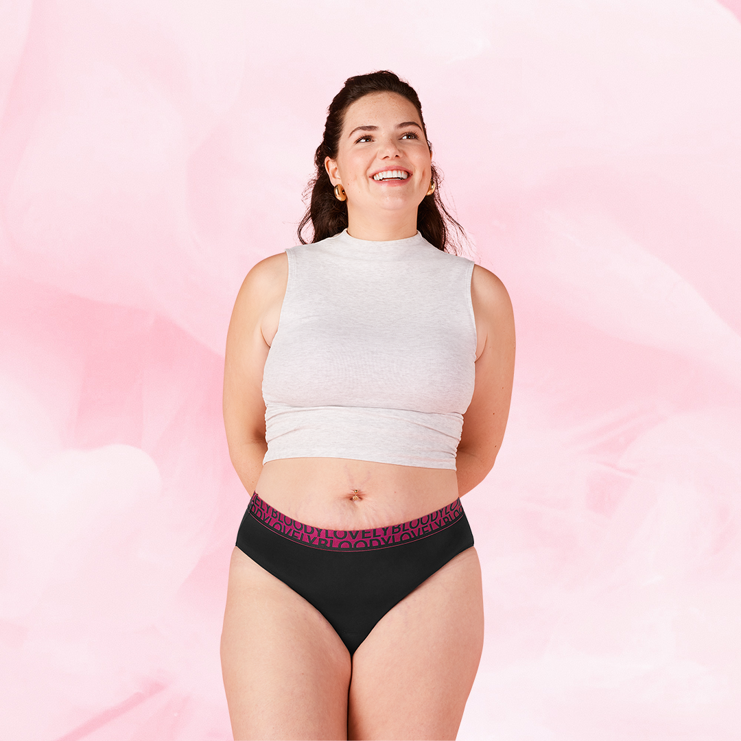 Ung kvinne i ComfortFit High Leg kraftig mens.