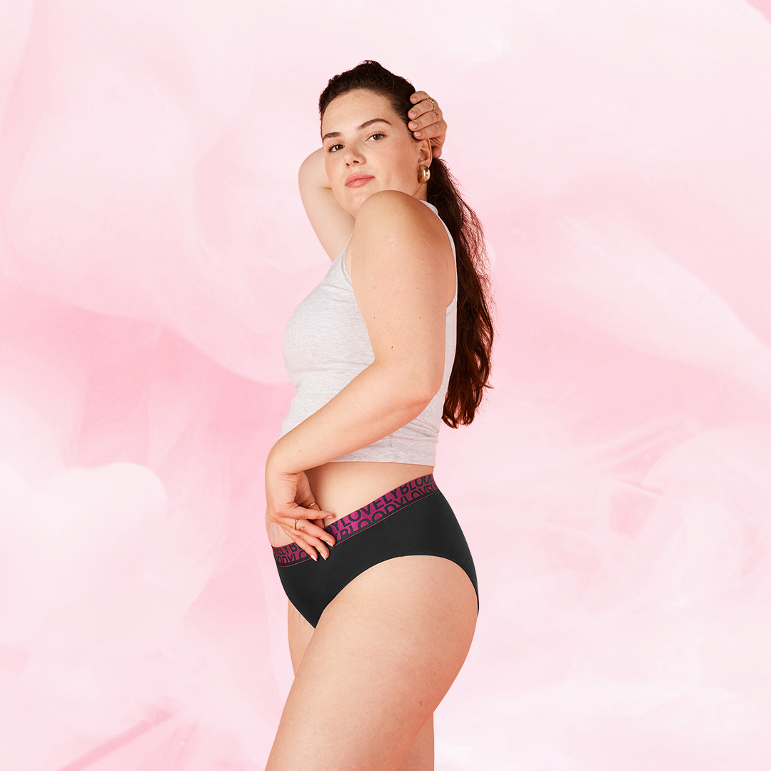 Kvinne i profil iført ComfortFit High Leg lite mens.