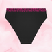 ComfortFit High Leg middels mens-truse med magenta elastisk linning og tekst.