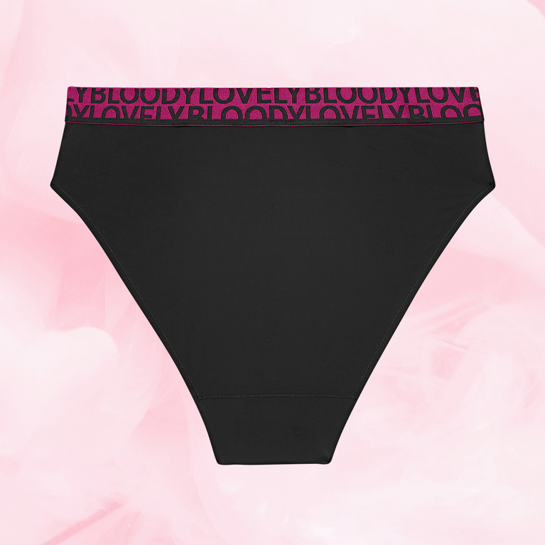 ComfortFit High Leg middels mens-truse med magenta elastisk linning og tekst.