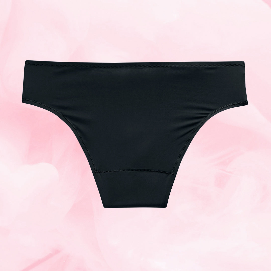 Brazilian Lite menstruse, svart bikini-truse, mot rosa bakgrunn.